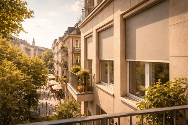 Außenrollos an Wohngebäuden reduzieren Hitze in einer europäischen Stadt im Sommer.