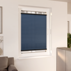 Ansicht Plissee am Fenster, moderne Wohnung - Stoff: Sichtschutz und Tageslicht  - Transparenz 0% - Farbe: Dunkelblau