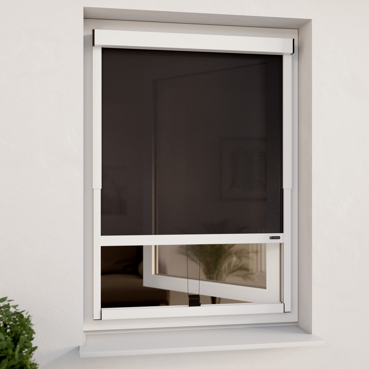 weißes Außenrollo halbgeschlossen an moderner Fassade/Fenser mit Durchsicht Stoff