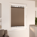 Ansicht Plissee am Fenster, moderne Wohnung - Stoff: Sichtschutz und Abdunkelung - Transparenz 0% - Farbe: Hellbraun